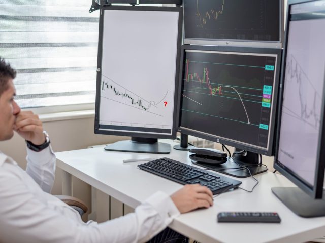 En 2023, dirigeants de TPE/PME hésitent entre PEA, assurance-vie et compte-titres